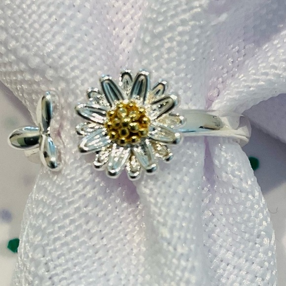 Silver Tone Dainty Beautiful Flower Ring - Picture 2 of 5